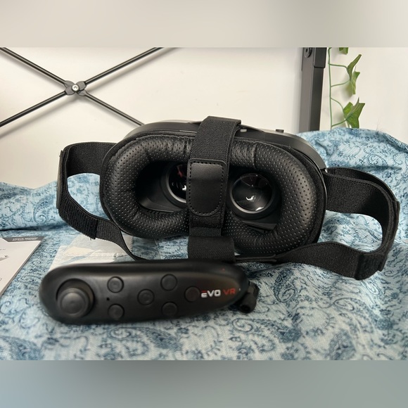 [Free add on item] Evo VR Pro Level 360 VR headset and controller - Picture 8 of 8